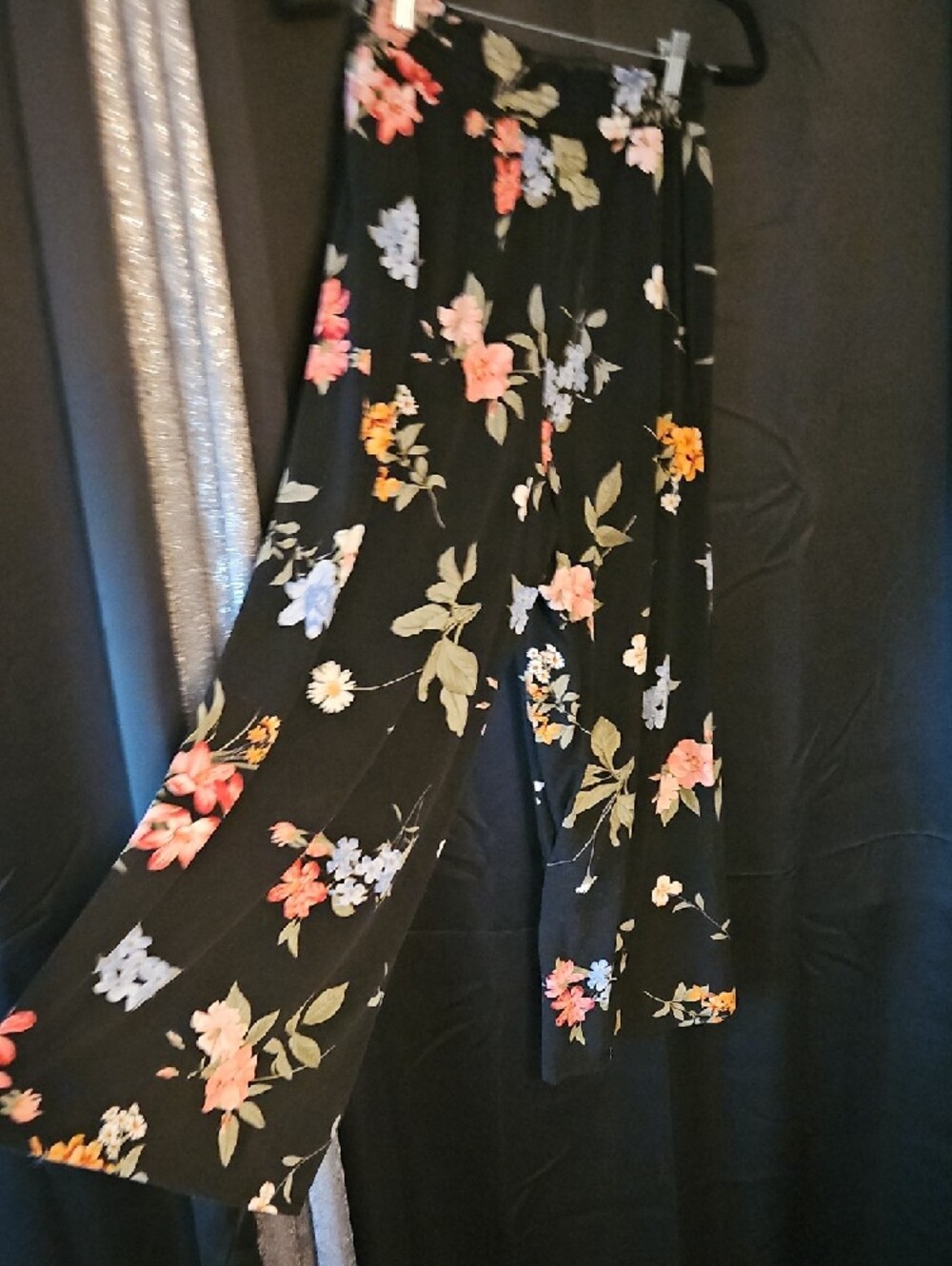 Ellen Tracy Black Floral Gaucho Pants